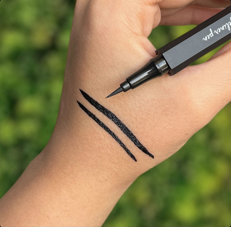 خط چشم ماژیکی 6ضلعی مشکی هدی بیوتی Huda Beauty