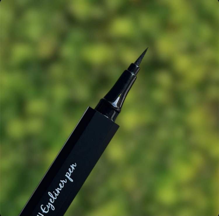 خط چشم ماژیکی 6ضلعی مشکی هدی بیوتی Huda Beauty